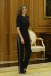La Reina Letizia con un estilo sport en una audiencia de la Zarzuela