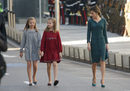 La Reina Letizia, vestida de Felipe Varela, con la Princesa Leonor y la Infanta Sofía en la Apertura de la XII Legislatura