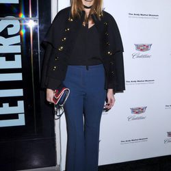Olivia Palermo con un look navy en el Museo Andy Warhol en Nueva York