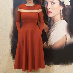 Blanca Suárez con un vestido anaranjado en la presentación de 'Lo que escondían sus ojos'