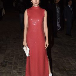 Verónica Sánchez con un vestido rojo de lentejuelas en la inauguración de la exposición de Loewe