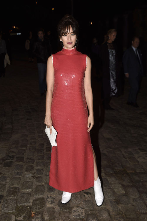 Verónica Sánchez con un vestido rojo de lentejuelas en la inauguración de la exposición de Loewe