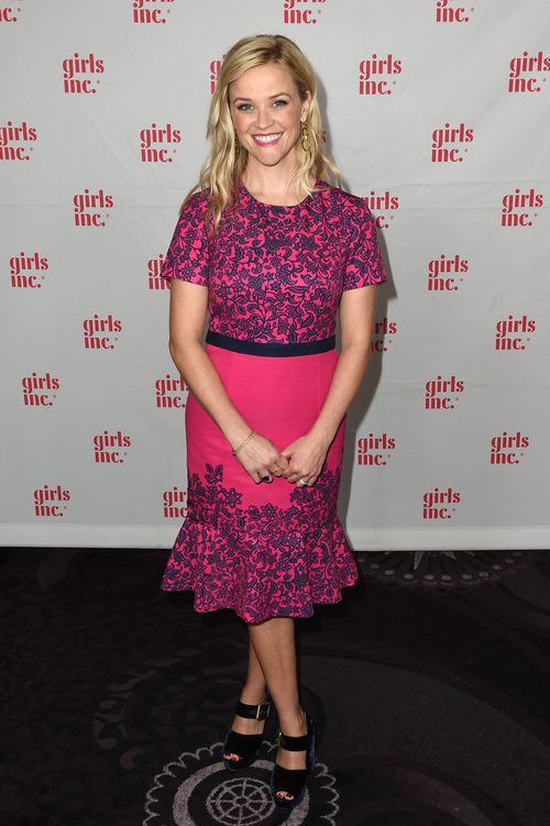 Reese Witherspoon con un vestido rosa en la gala Girls Inc en Los Angeles