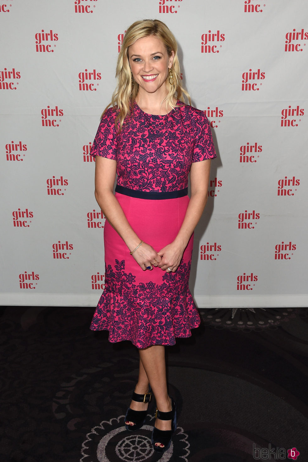 Reese Witherspoon con un vestido rosa en la gala Girls Inc en Los Angeles