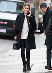 Olivia Palermo con un look náutico en las calles de Nueva York