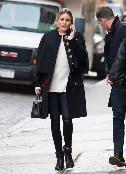 Olivia Palermo con un look náutico en las calles de Nueva York