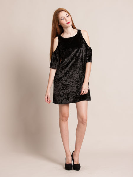 Vestido negro de terciopelo de Inside otoño/invierno 2016/2017