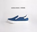 Sneakers azules y blancas de Andrea Crews y Victoria colección 'Work'