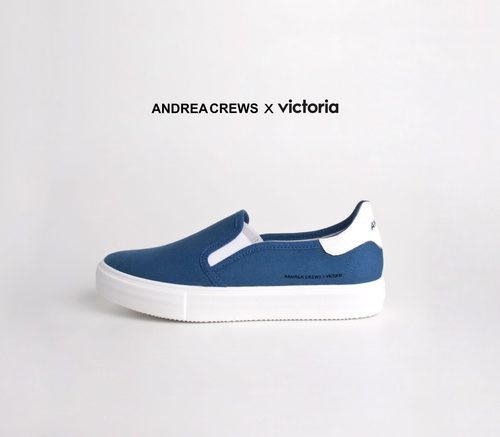 Sneakers azules y blancas de Andrea Crews y Victoria colección 'Work'