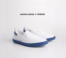 Zapatillas blancas con la suela azul de la colección Work de Andrea Crews y Victoria