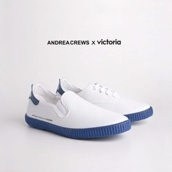 Zapatillas blancas con la suela azul de la colección Work de Andrea Crews y Victoria