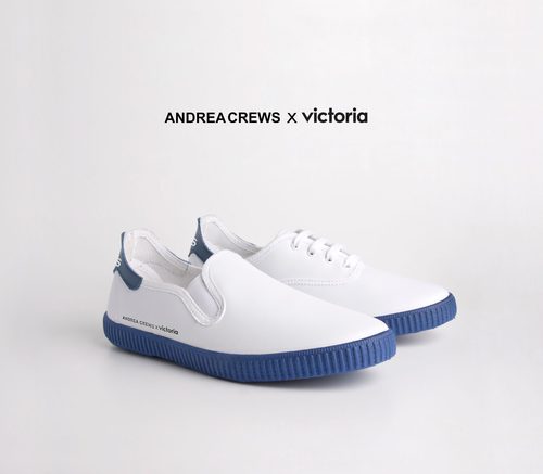 Zapatillas blancas con la suela azul de la colección Work de Andrea Crews y Victoria
