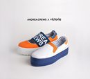 Sneakers blancas, naranjas y azules de la colección 'Work' de Andrea Crews y Victoria