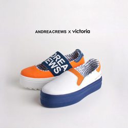 Sneakers blancas, naranjas y azules de la colección 'Work' de Andrea Crews y Victoria