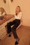 Andreja Pejic con una camisa de seda de Reformation para Navidad 2016