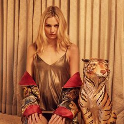 Andreja Pejic con un conjunto pijamero de Reformation para Navidad 2016