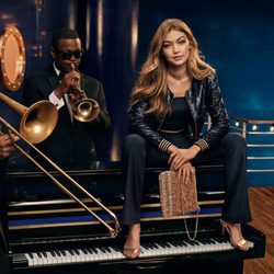 Gigi Hadid con unos pantalones palazzo de Tommy Hilfiger para Navidad 2016