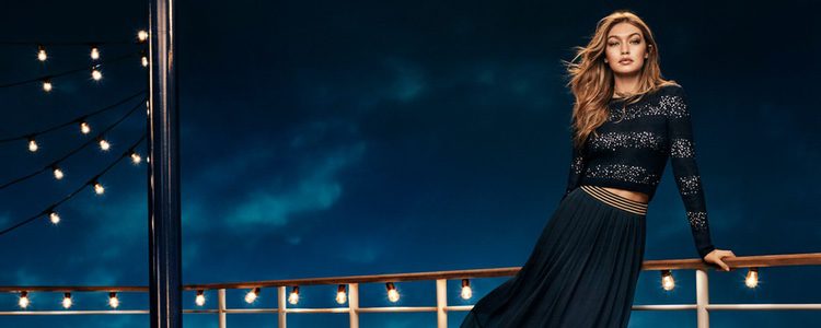 Gigi Hadid con una falda larga de Tommy Hilfiger para Navidad 2016