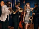 Gigi Hadid con un vestido plateado de Tommy Hilfiger para Navidad 2016