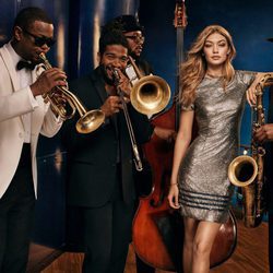 Gigi Hadid con un vestido plateado de Tommy Hilfiger para Navidad 2016