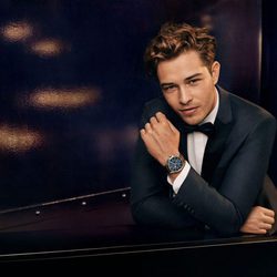 Francisco Lachowski con una chaqueta azul de Tommy Hilfiger para Navidad 2016