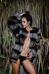 Alessandra Ambrosio posando con un abrigo de piel de Ale by Alessandra otoño/invierno 2016/2017