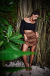 Alessandra Ambrosio con una falda camel de Ale by Alessandra otoño/invierno 2016/2017