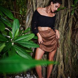 Alessandra Ambrosio con una falda camel de Ale by Alessandra otoño/invierno 2016/2017
