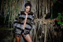 Alessandra Ambrosio con un abrigo de piel de Ale by Alessandra otoño/invierno 2016/2017