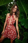 Alessandra Ambrosio con un vestido estampado de Ale by Alessandra otoño/invierno 2016/2017