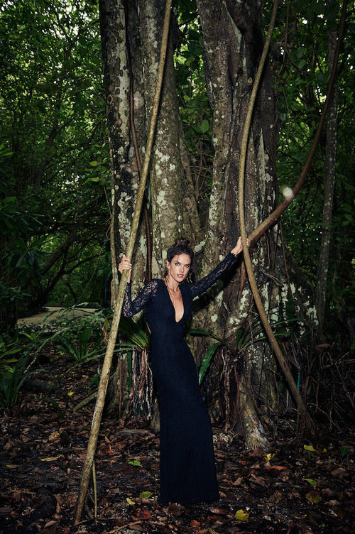 Alessandra Ambrosio con un vestido azul de Ale by Alessandra otoño/invierno 2016/2017