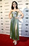 Lily Collins con un vestido brillante en la premiere de la serie 'Rules Don't Apply' en California