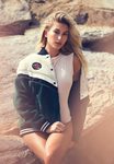 Hailey Baldwin con una bomber verde de Guess para Navidad 2016
