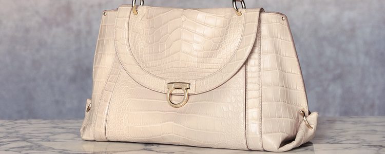 Bolso 'Soft Sofia Saddle' color nude de Salvatore Ferragamo