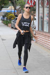Alessandra Ambrosio con un look sport saliendo de un gimnasio en Los Ángeles