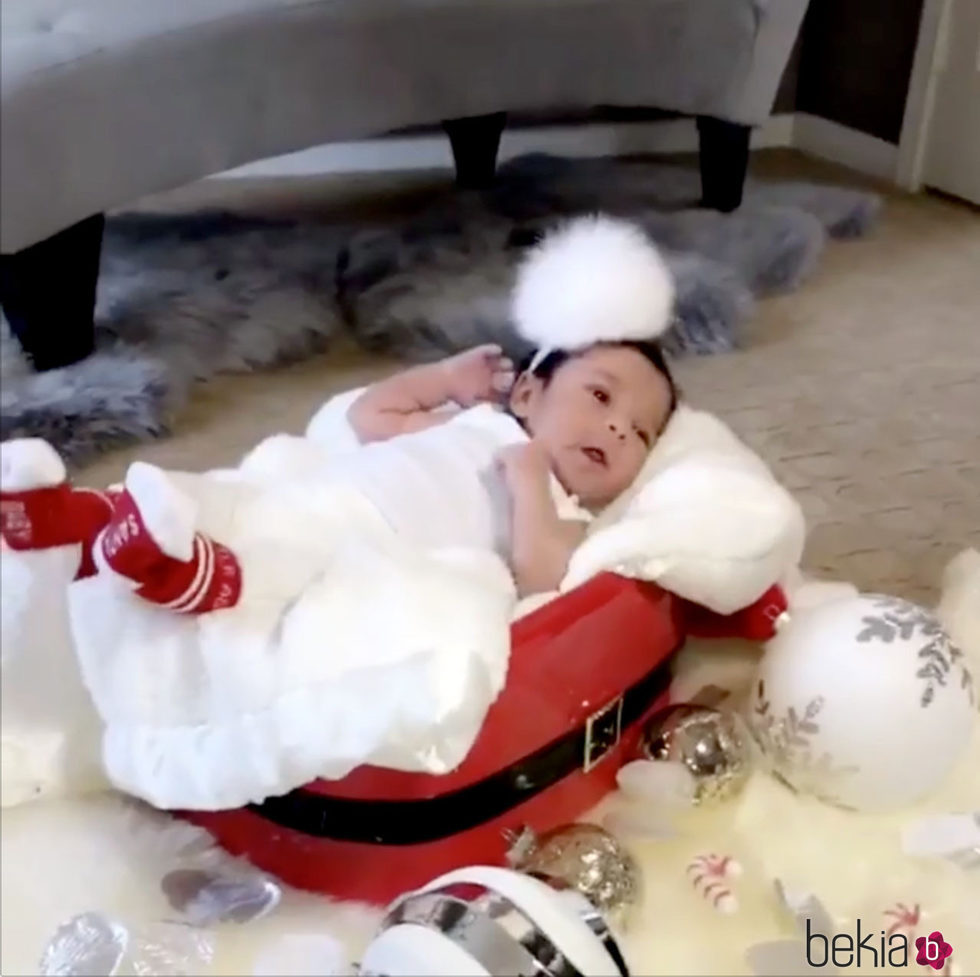 Dream Kardashian con los calcetines de la firma Arthur George para Navidad 2016