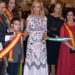 Carmen Lomana con un vestido floral en las fiestas de Ojén, Málaga