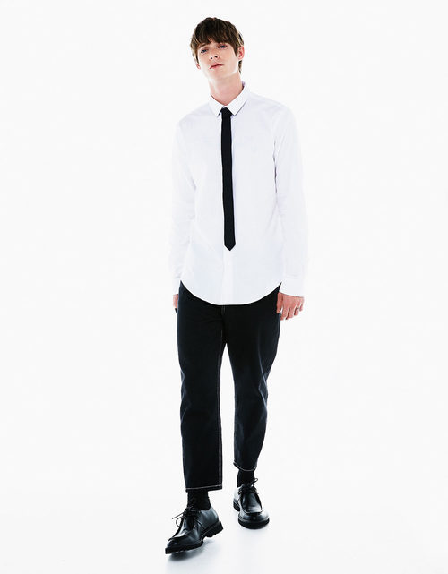 Camisa blanca y corbata fina de Bershka colección Navidad 2016