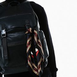 Mochila y pañuelo estampado de seda de Bershka colección Navidad 2016