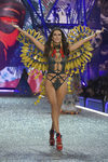 Alessandra Ambrosio con un look oriental en el Victoria's Secret Fashion Show 2016