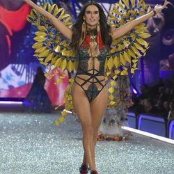 Alessandra Ambrosio con un look oriental en el Victoria's Secret Fashion Show 2016