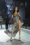 Bella Hadid con lencería gris en el Victoria's Secret Fashion Show 2016