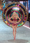 Devon Windsor con un conjunto colorido en el Victoria's Secret Fashion Show 2016
