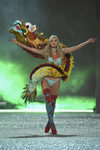 Elsa Hosk con un gran dragón en el Victoria's Secret Fashion Show 2016