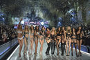 Ángeles del Victoria's Secret Fashion Show 2016 sobre la pasarela
