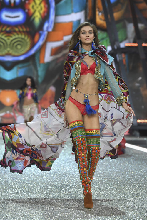 Gigi Hadid con una capa de gasa en el Victoria's Secret Fashion Show 2016