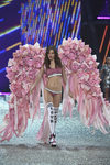 Grace Elizabeth con grandes alas rosas en el Victoria's Secret Fashion Show 2016