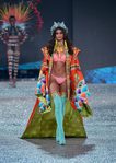 Taylor Hill con botas de color celeste en el Victoria's Secret Fashion Show 2016