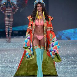 Taylor Hill con botas de color celeste en el Victoria's Secret Fashion Show 2016