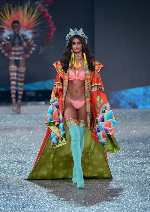 Taylor Hill con botas de color celeste en el Victoria's Secret Fashion Show 2016